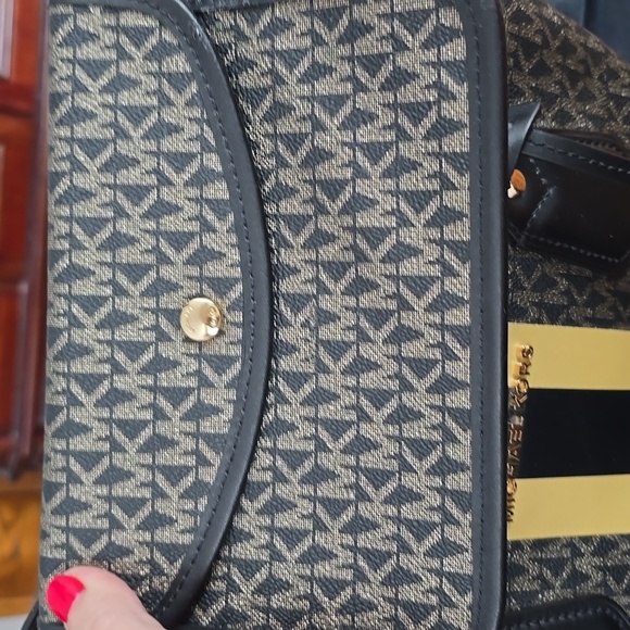 Michael kors large tote with small insert bag.non leather. - Picture 4 of 5